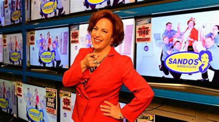 Actress Sacha Horler holds the title role in the new TV comedy ‘Sando’ !!