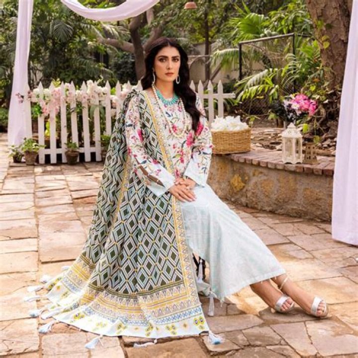 Ayeza Khan Biography: Age, Net Worth, Height, Parents, Spouse, Children, Instagram, Awards, Movies, Wiki