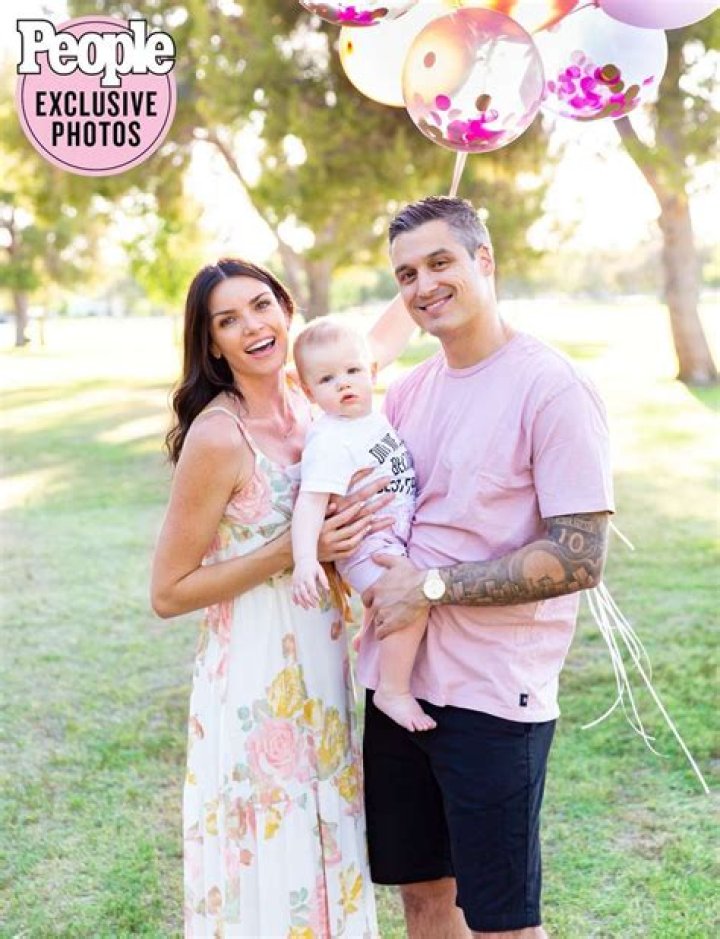 ‘Bachelor’ Alum Courtney Robertson engaged to Humberto Preciado and expecting a baby together!! EXPLORE their Wiki Facts