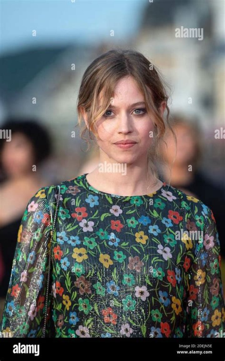 Lou De Laâge Taille